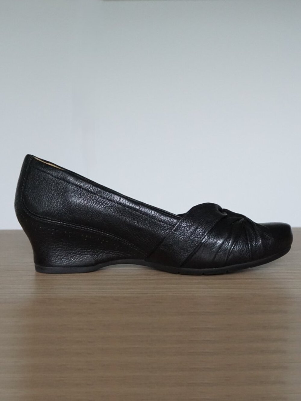 NEW Clarks Unstructured UnMarked Women’s Black Leather Wedge Pumps Shoes Size 5M